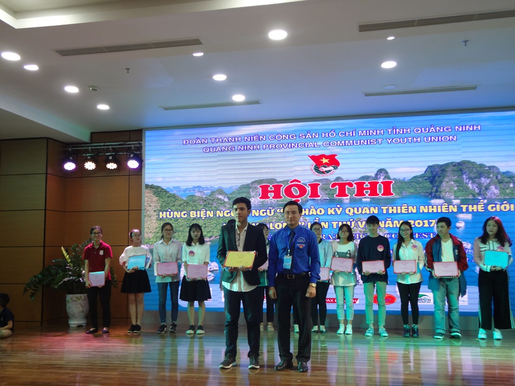 Ban Tổ chức Hội thi trao giải nhất cho thí sinh Đoàn Tiến Mạnh trường THPT Hòn Gai - TP Ha Long