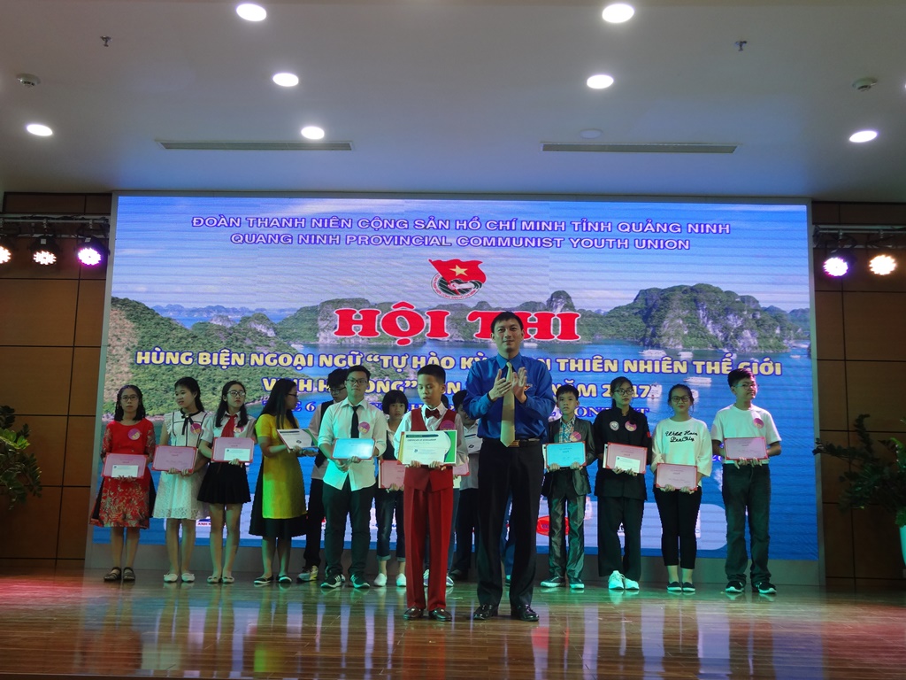Ban Tổ chức Hội thi trao giải nhất cho thí sinh Nguyễn Văn Hiếu trường THCS Trọng Điểm - TP Cẩm Phả