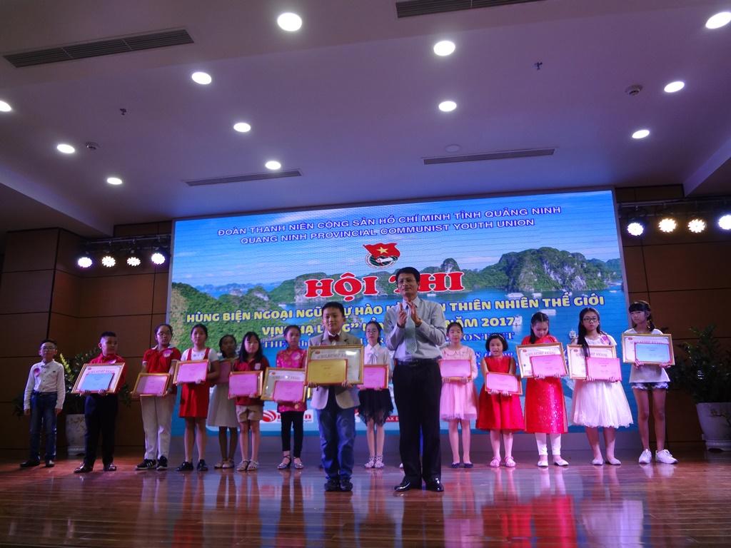 Ban Tổ chức Hội thi trao giải nhất cho thí sinh Phạm Hoàng Hải trường Tiểu học Cẩm Thủy, TP Cẩm Phả