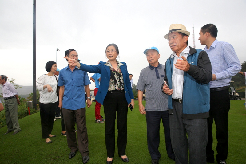 Đồng chí Đỗ Thị Hoàng, Phó Bí thư Trường trực Tỉnh cùng đoàn tham quan Dự án sân golf FLC