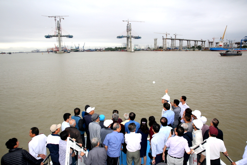 Đoàn tham quan công trình cầu Bạch Đằng đang được triển khai xây dựng nằm trong Dự án đường cao tốc Hạ Long-Hải Phòng