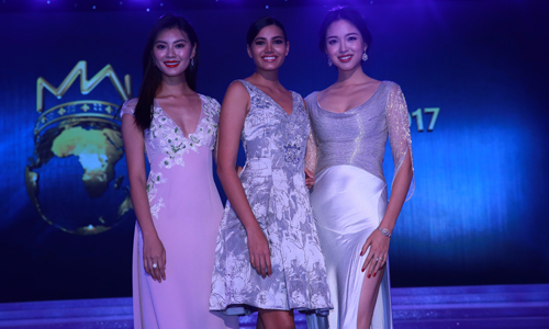 Từ trái qua: Vu Văn Hà (Miss World 2012), Stephanie Del Valle (Miss World 2016) và Trương Tử Lâm (Miss World 2007) tới dự đêm chung kết. Megan Young - Hoa hậu Thế giới 2013 - là một trong những người dẫn chương trình của sự kiện.