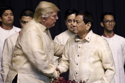 Tổng thống Mỹ Donald Trump bắt tay Tổng thống Philippines Rodrigo Duterte trong một sự kiện ở Manila. Ảnh: Reuters.
