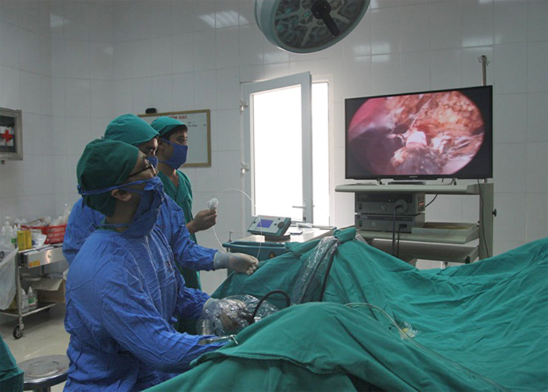 Phẫu thuật điều trị phì đại tuyến tiền liệt cho bệnh nhân tại Bệnh viện Bãi Cháy (Ảnh: Bệnh viện Bãi cháy cung cấp)