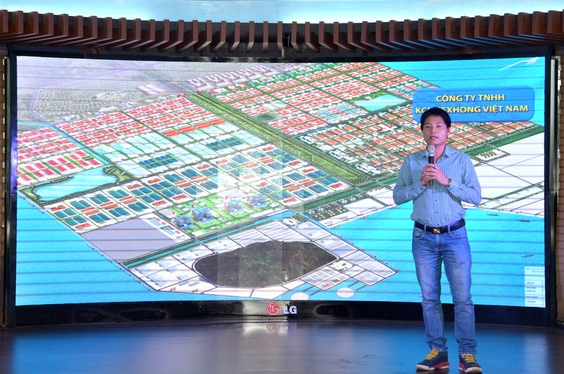 Đại diện Công ty TNHH khu công nghiệp Texhong Hải Hà Việt Nam giới thiệu về quy mô dự án KCN Texhong Hải Hà và nêu những kiến nghị tới các cơ quan, tổ chức của tỉnh thông qua buổi đối thoại