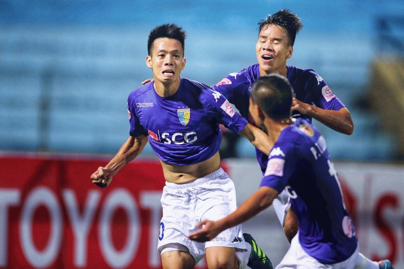  Các cầu thủ Hà Nội ăn mừng bàn thắng vào lưới Quảng Nam. Ảnh: NAM KHÁNH