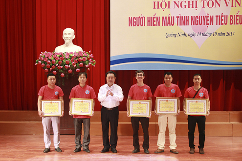 Đồng chí Nguyễn Đức Thành, Phó Chủ tịch HĐND tỉnh trao Bằng khen của UBND tỉnh cho các cá nhân có thành tích xuất sắc trong phong trào hiến máu tình nguyện năm 2017. Ảnh: CTV