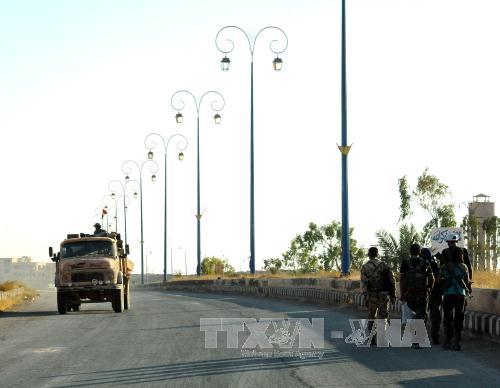 Xe quân sự tiến về thành phố Dei al-Zour, miền Đông Syria ngày 11/9. Ảnh: THX/TTXVN