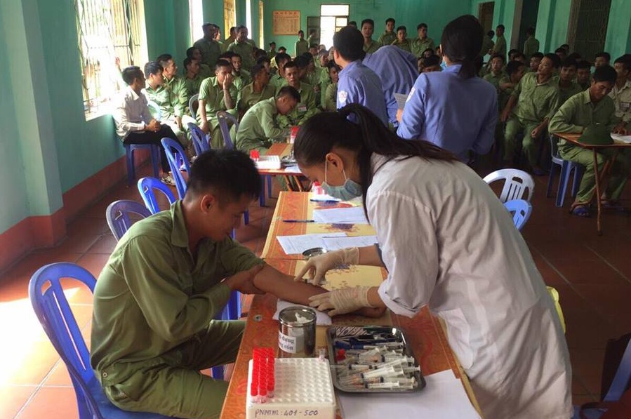 Xet nghiệm HIV cho học viên cai nghiện tại Trung tâm Giáo dục Lao động xã hội Quảng Ninh (xã Vũ Oai, huyện Hoành Bồ).