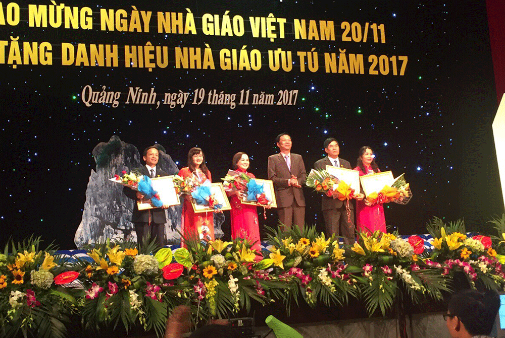 Đồng chí Nguyễn Văn Đọc, Bí thư Tỉnh ủy, Chủ tịch HĐND tỉnh trao bằng khen cho các Nhà giáo ưu tú