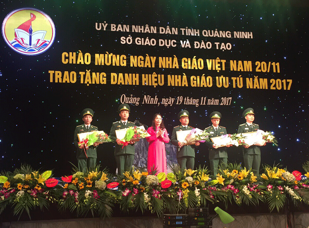 Đồng chí Vũ Liên Oanh, Gi ám đốc Sở GD&ĐT trao giấy khen của Sở cho các chiến sĩ bộ đội có nhiều đóng góp cho ngành giáo dục
