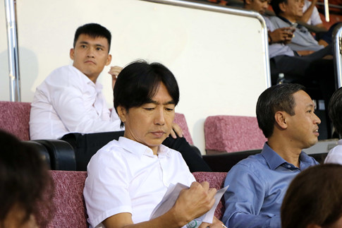 HLV Toshiya Miura xem xét danh sách trận đấu, nơi có nhiều học trò cũ đang đá dưới sân Khả Hòa