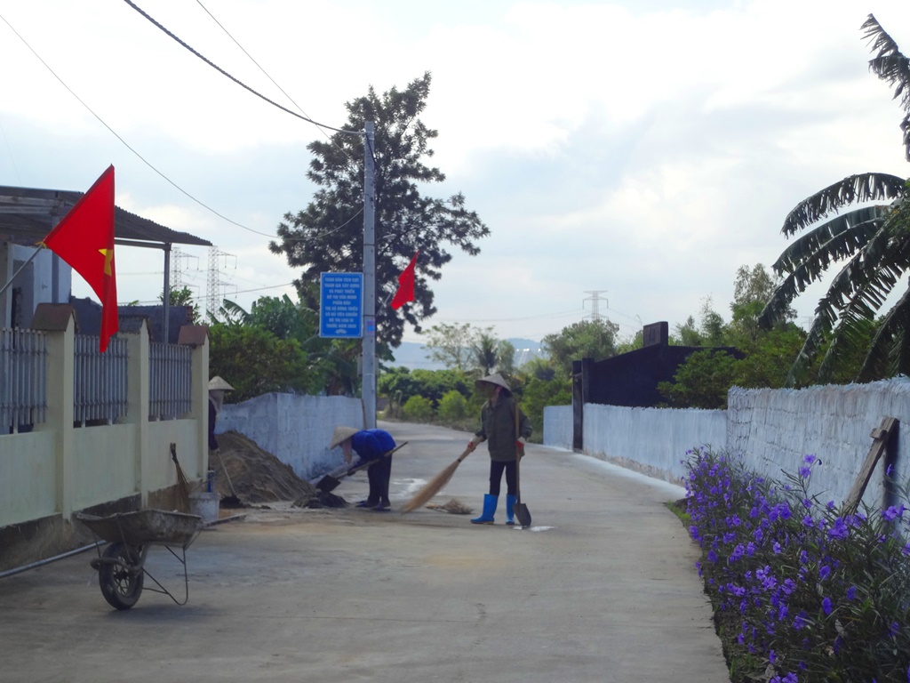 Người dân thôn Suối Găng, xã An Sinh tiến hành dọn dẹp, chỉnh trang trục đường nhà văn hóa thôn Suối Găng