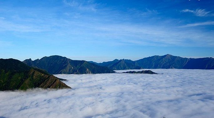 Đỉnh cao nhất ở đây là 2.865m, xếp thứ 10 trong số những ngọn núi cao nhất Việt Nam.