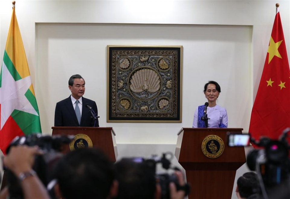 Ngoại trưởng Trung Quốc Vương Nghị và Cố vấn Nhà nước Myanmar Aung San Suu Kyi trong cuộc họp báo ngày 19/11 tại Myanmar. (Nguồn: Tân Hoa xã)
