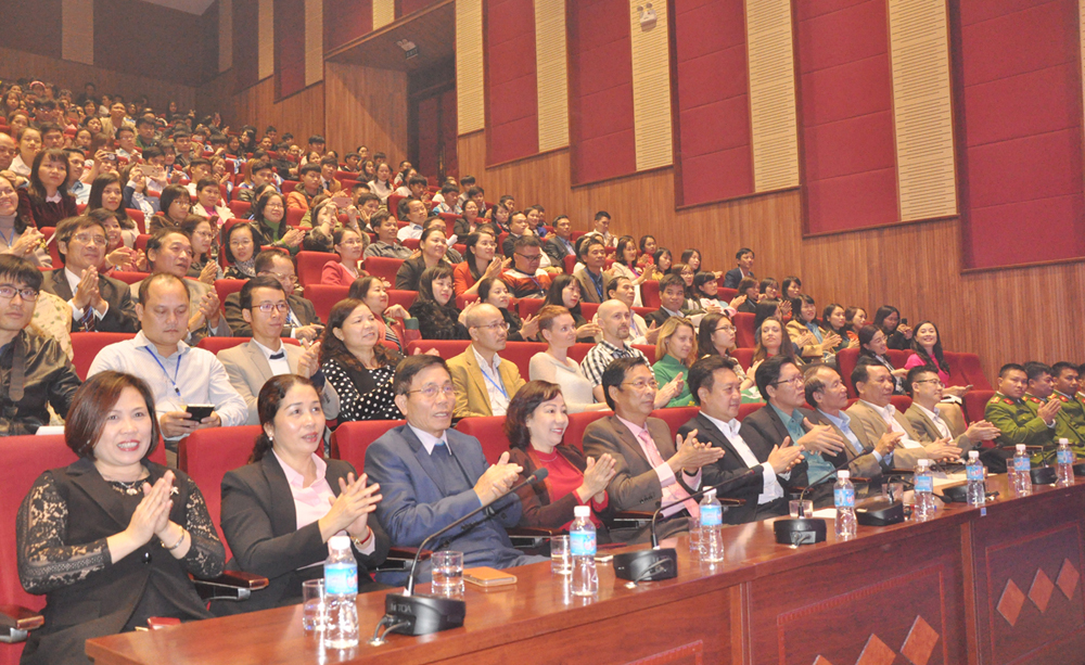Các đại biểu tham dự Lễ Kỷ niệm 35 năm Ngày Nhà giáo Việt Nam 20-11 tại Trường Đại học Hạ Long.