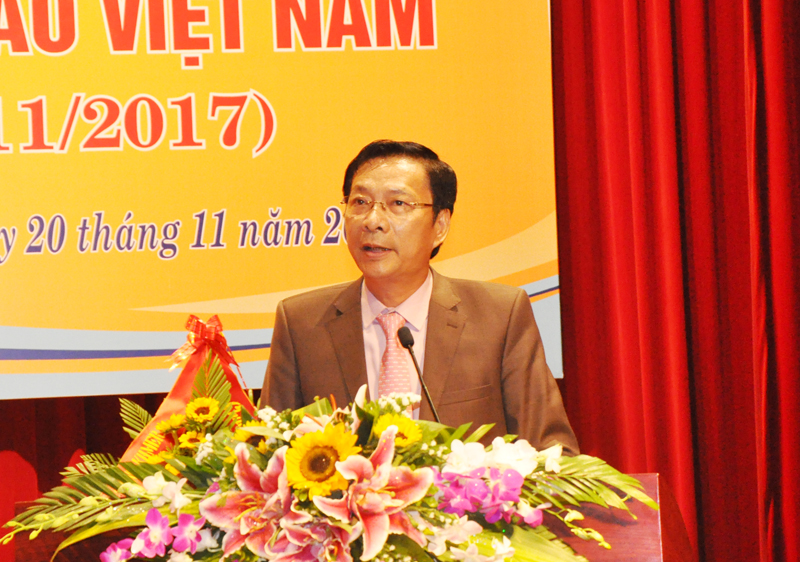 Đồng chí Bí thư Tỉnh ủy phát biểu chúc mừng các thầy cô giáo trường Đại học Hạ Long nhân ngày Nhà giáo Việt Nam 20-11
