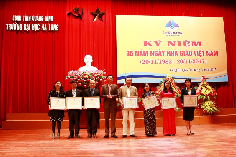 Đồng chí Nguyễn Văn Đọc, Bí thư Tỉnh ủy, Chủ tịch HĐND tỉnh trao Bằng khen của Bộ Giáo dục và Đào tạo cho các tập thể, cá nhân có thành tích suất sắc.
