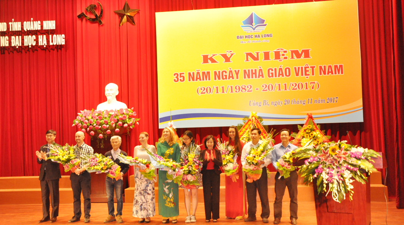 Đồng chí Vũ Thị Thu Thủy, Phó Chủ tịch UBND tỉnh, Hiệu trưởng trường Đại học Hạ Long tặng hoa chúc mừng các tình nguyện viên người nước ngoài tham gia giảng dạy tại trường.