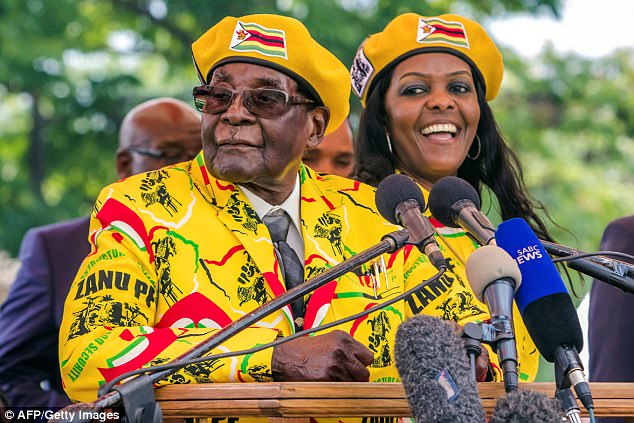Đệ nhất Phu nhân Grace Mugabe được cho là ở cùng chồng khi quân đội bao vây nhà riêng của hai người ở thủ đô Harare. Ảnh: AFP