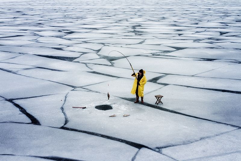  Bữa tối trên băng. (Nguồn: NatGeo) Một ngư dân câu cá cho bữa tối của mình trên hồ Beyşehir đóng băng ở Thổ Nhĩ Kỳ. 