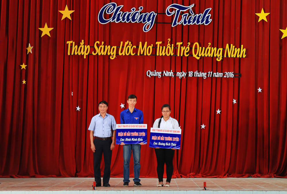 Công ty TNHH MTV Xổ số Kiến thiết Quảng Ninh trao học bổng đỡ đầu thường xuyên cho 2 sinh viên tại chương trình 