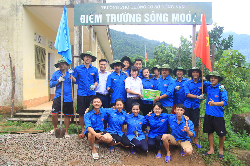 Sinh viên Trường Đại học Công nghiệp Quảng Ninh tình nguyện tại Điểm trường Sông Moóc, Trường PTCS Đồng Văn, xã Đồng Văn, huyện Bình Liêu (Ảnh: Trường ĐHCN Quảng Ninh cung cấp)