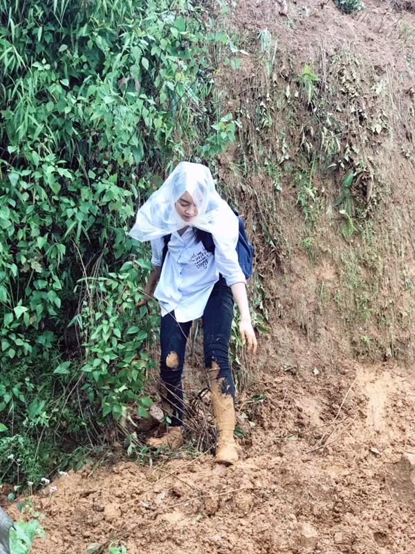 Hình ảnh Hoa hậu Việt Nam lội bùn vượt lở đất và lũ lụt đem ánh sáng đến thôn Cù Vai, Trạm Tấu, Yên Bái.