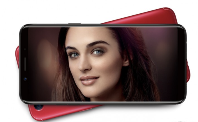 Vừa mới xuất hiện nhưng F5 không chỉ có giá tốt hơn V7+ mà cũng thu hút được nhiều chú ý hơn, khi lượng đặt hàng trước khi mở bán đã hơn 30.000. Giá thấp hơn 1 triệu đồng, nhưng model của Oppo có khả năng hiển thị tốt hơn với màn hình 6 inch, viền mỏng đi kèm độ phân giải Full HD+. Không còn camera kép như F3, nhưng model mới vẫn được đánh giá cao ở khả năng selfie với camera trước 16 megapixel, có công nghệ AI. Model này chạy Android 7.1 với giao diện tuỳ biến Color OS, chip Helio P23 cùng hai phiên bản dung lượng RAM 4GB và 6GB.
