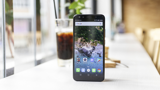 Không phải Nova 2i, mẫu Android thương hiệu Việt mới là smartphone đầu tiên ở Việt Nam sở hữu tới 2 camera kép ở phía trước và sau. Tuy nhiên, sự cạnh tranh tới từ các đối thủ Trung Quốc khiến model này được Mobiistar giảm giá từ mức dự kiến 6,789 triệu đồng xuống còn 5,99 triệu đồng. Nếu so với Nova 2i hay F5, hạn chế của Prime X Max là màn hình độ phân giải không cao khi chỉ tương đương với HD 720p, chưa được Full HD. Dù vậy, máy vẫn có pin lớn với dung lượng hơn 4.000 mAh và màn hình rộng tới 6 inch với viền siêu mỏng.