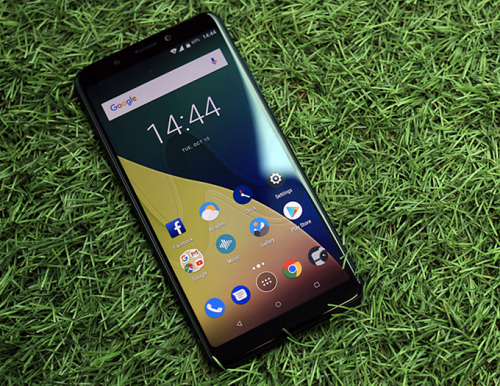 Giá tốt nhất trong số các smartphone màn hình lớn viền siêu mỏng là mẫu Android mới từ Wiko. Thương hiệu này đánh dấu sự trở lại thị trường bằng model màn hình 6 inch có giá chưa tới 1/4 Galaxy Note8, dù ngoại hình trông bắt mắt không kém. Dù vậy, cũng như Vivo V7+ hay Mobiistar Prime X Max, hạn chế của View XL so với Oppo F5 hay Huawei Nova 2i là độ phân giải của màn hình tỷ lệ 18:9 chỉ đạt chuẩn HD+, chưa được Full HD. Sản phẩm chạy hệ điều hành Android 7.1 với chip Snapdragon 425, RAM 3GB cùng pin 3.000 mAh.