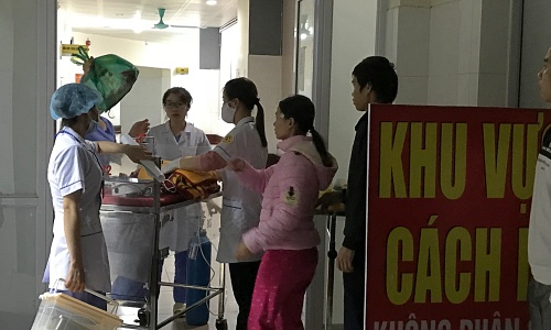 Chiều 20/11, Bệnh viện Sản Nhi Bắc Ninh chuyển một số bé sơ sinh về Hà Nội điều trị. Ảnh: Nam Phương.