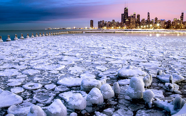 Chicago, Hoa Kỳ: Chicago được biết đến nhiều nhất là thành phố của mùa đông, và nó trở nên đẹp nhất khi chuyển thành Thành phố tuyết. Hãy đến Chicago vào tháng Giêng hoặc tháng Hai để chứng kiến ​​khi Chicago lạnh nhất, lúc này nhiệt độ có thể xuống thấp đến mức một phần của dòng sông Michigan phủ trắng tuyết, một cảnh tượng đẹp mê ly.