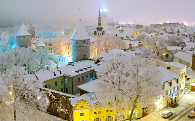 Tallinn, Estonia: Thị trấn có từ thời trung cổ này mê hoặc du khách quanh năm, nhưng vào những tháng mùa đông dài của vùng Estonia, nó lại thay đổi theo một chiều hướng hoàn toàn mới lạ. Lúc này cả thị trấn được phủ một lớp tuyết mỏng và trở nên lộng lẫy như trong một câu chuyện cổ tích.