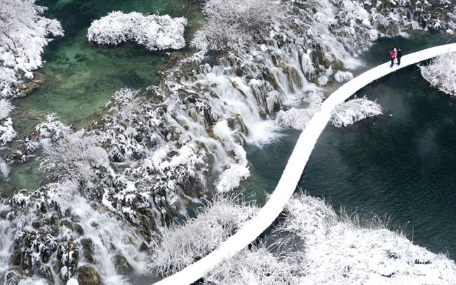 Vườn quốc gia Plitvice, Croatia: Cảnh tượng một loạt 16 hồ màu ngọc lam, xếp nối tiếp nhau tạo thành một màn trình diễn không thể nào quên. Khi mùa đông tới và nước hồ đóng băng lại, cảnh tượng trông còn ấn tượng hơn nhiều.
