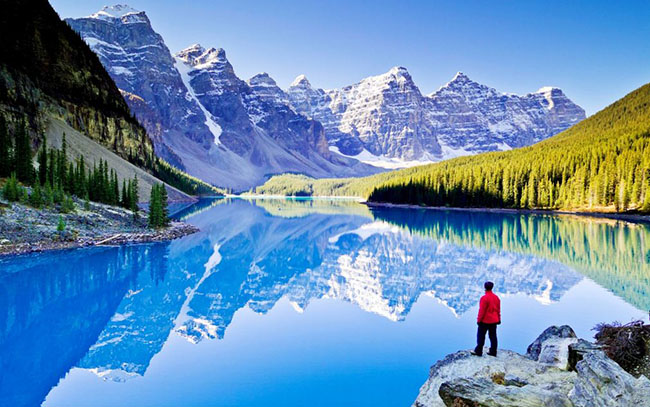 Vườn Quốc Gia Banff, Canada: Ngôi sao thu hút nhiều du khách đến với Vườn Quốc gia Banff nhiều nhất chắc chắn là hồ Moraine. Nằm cách Hồ Louise 15 km, Moraine là cả một vùng nước trong suốt phản chiếu hình ảnh lấp lánh của những đỉnh núi phủ đầy tuyết, và những rừng thông xanh ngắt mọc xung quanh hồ là một quang cảnh cực kỳ quyến rũ.