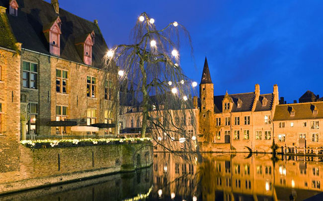 Bruges, Bỉ: Với các ngõ hẻm, nhằng nhịt kênh rạch theo kiến ​​trúc bánh gừng, Bruges chắc chắn là đẹp nhất vào những tháng mùa đông. Hãy đến vào tháng Giêng hoặc tháng Hai khi Giáng sinh vừa qua và đã thị trấn đã bóc đi lớp đèn trang trí, bạn sẽ thấy thị trấn có vẻ đẹp đơn sơ của chính nó với những tòa lâu đài cổ nhiều hơn bất kỳ nơi đâu đang soi bóng xuống mặt nước lung linh.