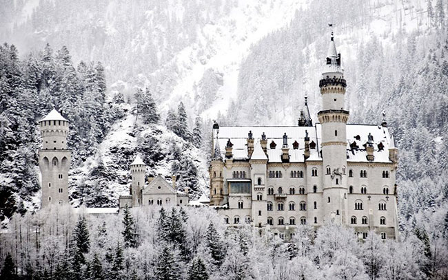Schloss Neuschwanstein, Đức: Nằm trên một ngọn đồi phía trên làng Hohenschwangau ở tây nam Bavaria, tòa lâu đài Schloss Neuschwanstein được coi là lâu đài đẹp nhất trên thế giới và xuất hiện trong rất nhiều bộ phim, nhưng phong cảnh của nơi này đẹp nhất vào những tháng mùa đông khi rừng thông xung quanh được bao phủ đầy tuyết, khiến lâu đài mang vẻ đẹp huyền bí.