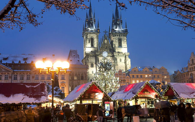 Prague, Cộng hòa Séc: Châu Âu vốn được coi là nơi tổ chức Giáng sinh tưng bừng nhất thế giới, và Prague được cho là nơi đẹp nhất. Tại đây bạn có thể đi lang thang quanh những cái hang cổ tích được làm bằng gỗ và có cơ hội nhặt quà tặng và đồ trang trí Christmassy được rải xung quanh. Ngoài ra đừng quên thưởng thức món xúc xích klobása (xúc xích nướng) với một ít svařené víno (rượu nho) để có một trải nghiệm lễ hội thật đầy đủ.