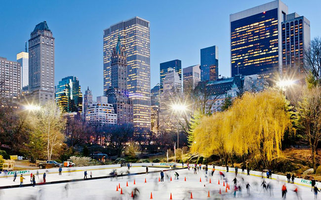 Thành phố New York, Hoa Kỳ: New York trở nên tuyệt đẹp vào mùa đông. Khi nhiệt độ sụt giảm, bầu trời có màu xanh dương và khi tuyết rơi nó trở thành màu xanh nhạt. Du khách ngoài ngắm cảnh còn có thể tham gia lễ hội mua sắm ở Bloomingdale và Macy, lãng mạn hơn bạn có thể đến Central Park để chơi trượt băng. Đây có lẽ là địa điểm trượt băng ấn tượng nhất hành tinh, với các tòa nhà chọc trời Manhattan lung linh ngay gần đó.