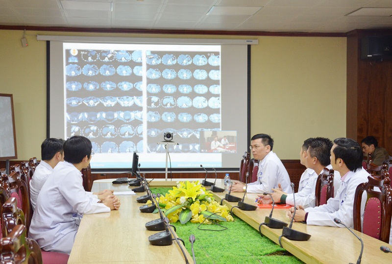 Hội chẩn trực tuyến ca mổ tán sỏi nội soi laze của Bệnh viện Bãi Cháy với Bệnh viện Việt Đức (Hà Nội) thông qua hệ thống Telemedicine.Hội chẩn y 