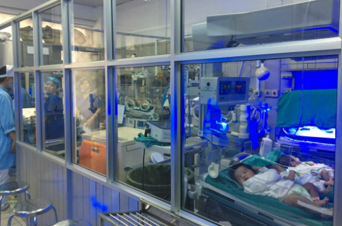 Các bé đang được điều trị tích cực tại Bệnh viện Bạch Mai. Ảnh: Lê Nga.
