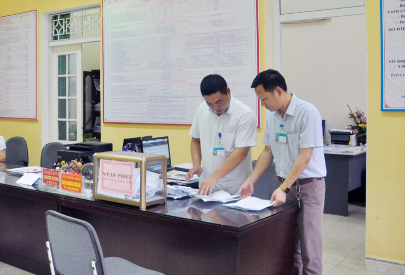 Cán bộ phường Thanh Sơn (TP Uông Bí) thống kê thư góp ý của công dân để hoàn thiện 