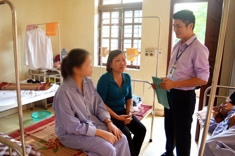 Bác sĩ Vũ Minh Hạnh, Phó Giám đốc Bệnh viện Bảo vệ sức khỏe tâm thần tỉnh trò chuyện cùng gia đình bệnh nhân bị rối loạn tâm thần. 