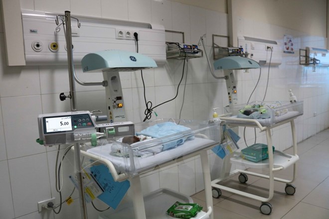 Trẻ sinh non được điều trị tại Khoa Sơ sinh, Bệnh viện Sản Nhi tỉnh Bắc Ninh. (Ảnh: Thanh Thương/TTXVN)