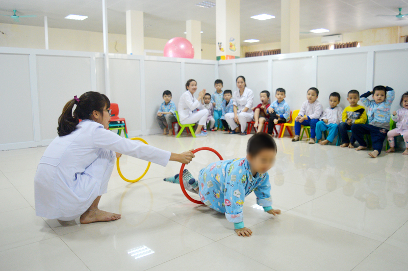 Bác sĩ tại Đơn nguyên Tâm bệnh - Phục hồi chức năng, Bệnh viện Sản Nhi tỉnh hướng dẫn bệnh nhi tham gia các trò chơi vận động.