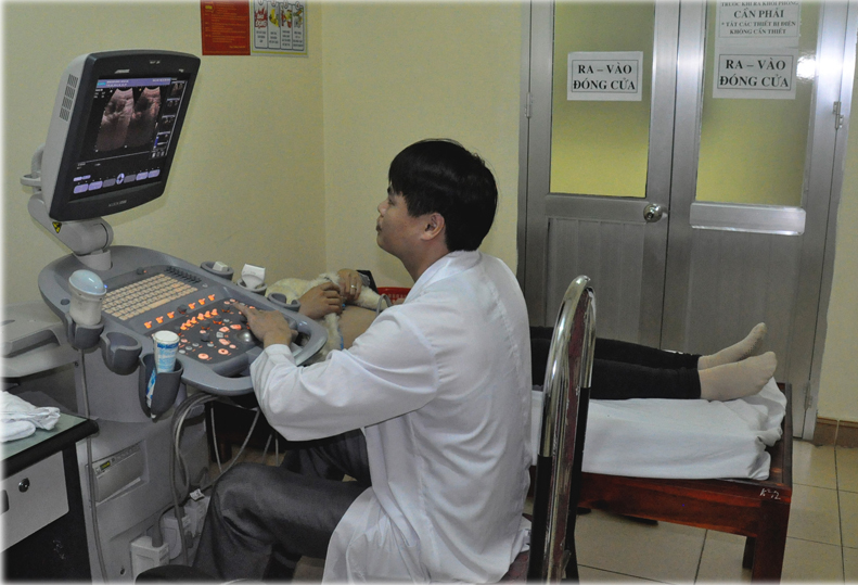 Siêu âm cho bệnh nhân tại Trung tâm Y tế Móng Cái.