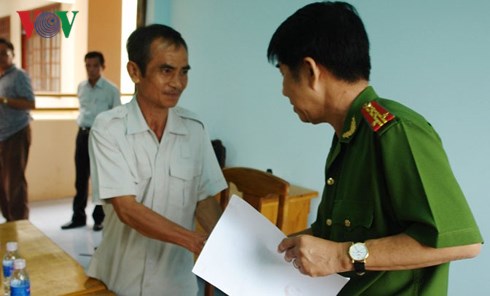 Ông Huỳnh Văn Nén nhận quyết định đình chỉ điều tra bị can từ Cơ quan Cảnh sát điều tra, Công an Bình Thuận vào ngày 28/11/2015