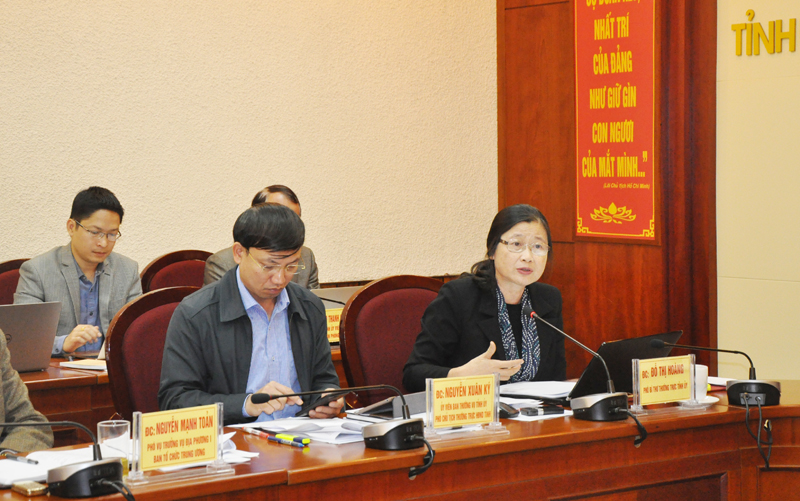 Đồng chí Đỗ Thị Hoàng, Phó Bí thư Thường trực Tỉnh ủy tham gia ý kiến tại hội nghị