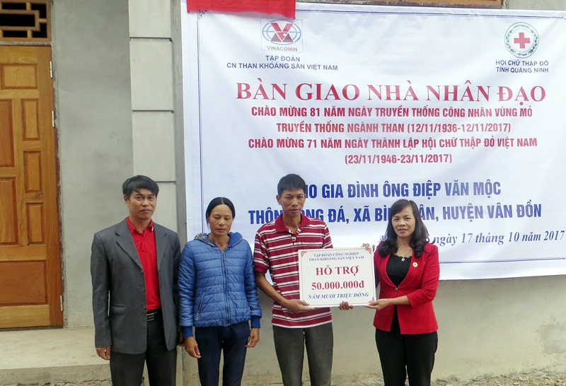 Hội CTĐ tỉnh phối hợp với Tập đoàn Công nghiệp Than - Khoáng sản Việt Nam, trao nhà nhân đạo cho gia đình ông Điệp Văn Mộc, xã Bình Dân, huyện Vân Đồn. 